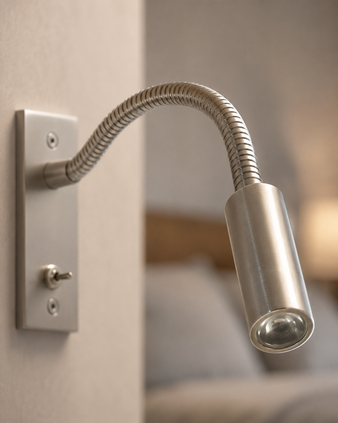 Detail der Wandlampe in gebürstetem Silber mit Flexarm und zylindrischem Strahler