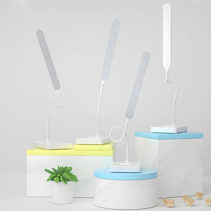 Vier weiße LED-Tischlampen auf bunten Sockeln, modernes Design, energiesparend, flexibel.