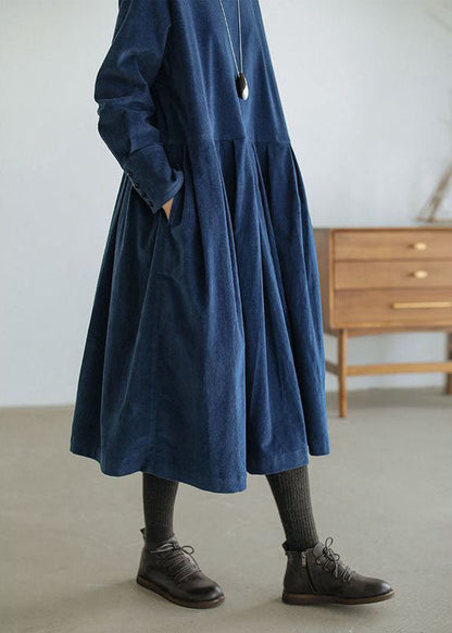 Damen Herbstkleid aus Denim in Blau mit Taschen und Knöpfen, lässiger Stil.