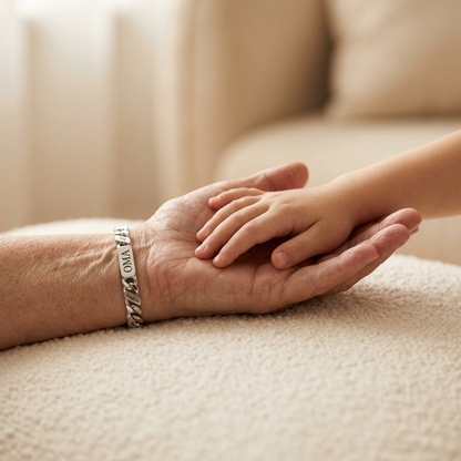 Silberfarbenes Gliederarmband am Handgelenk