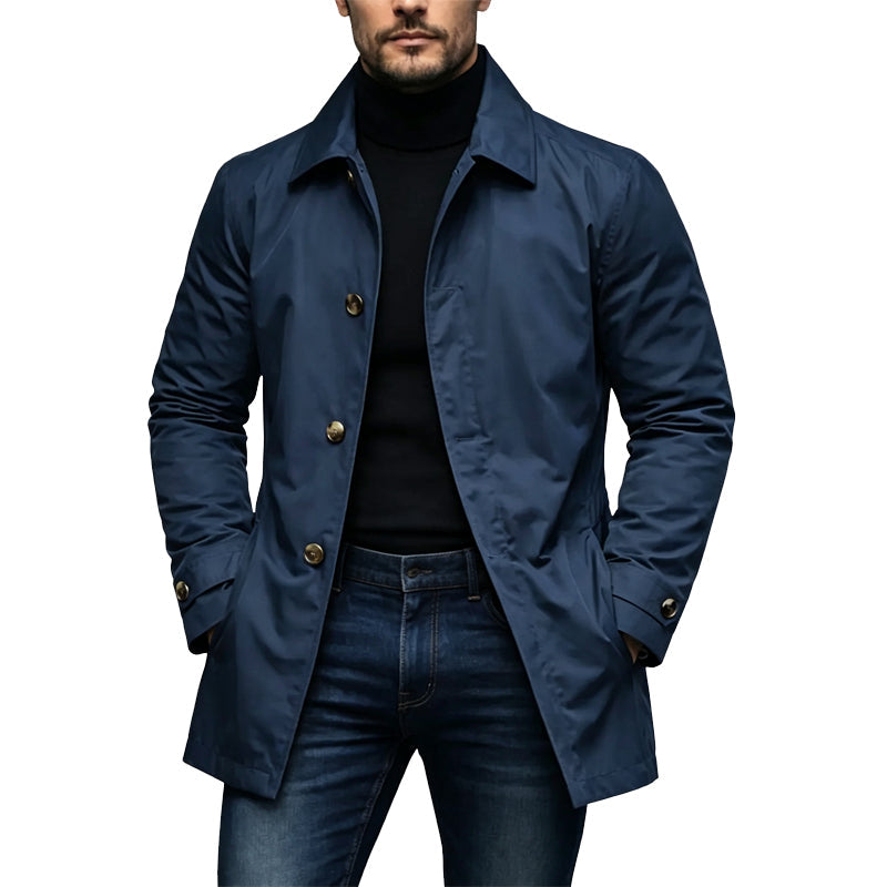 Mann trägt den Mantel in Dunkelblau mit goldfarbenen Knöpfen, dazu schwarzer Rollkragenpullover und Jeans 4