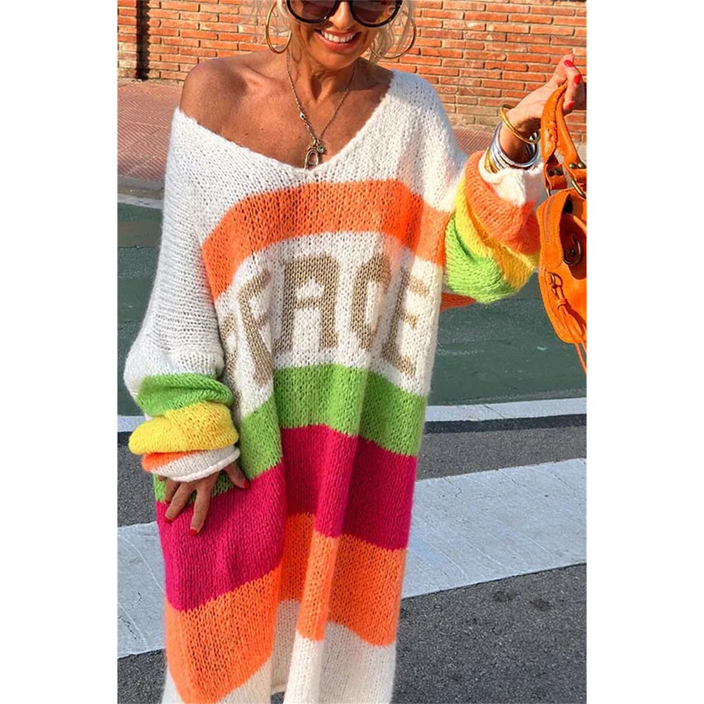 Frau trägt bunten Strickcardigan mit Regenbogenstreifen und "PEACE"-Schriftzug, modisch, lässig.