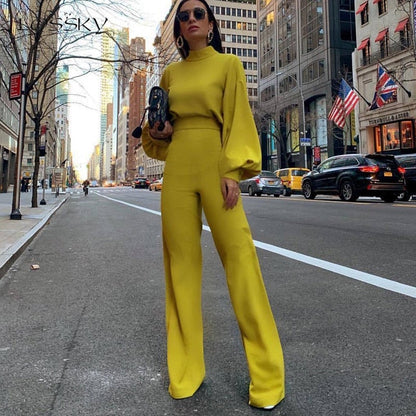 Frau in gelbem Jumpsuit auf Stadtstraße, modisch, elegantes Outfit, urbane Mode.