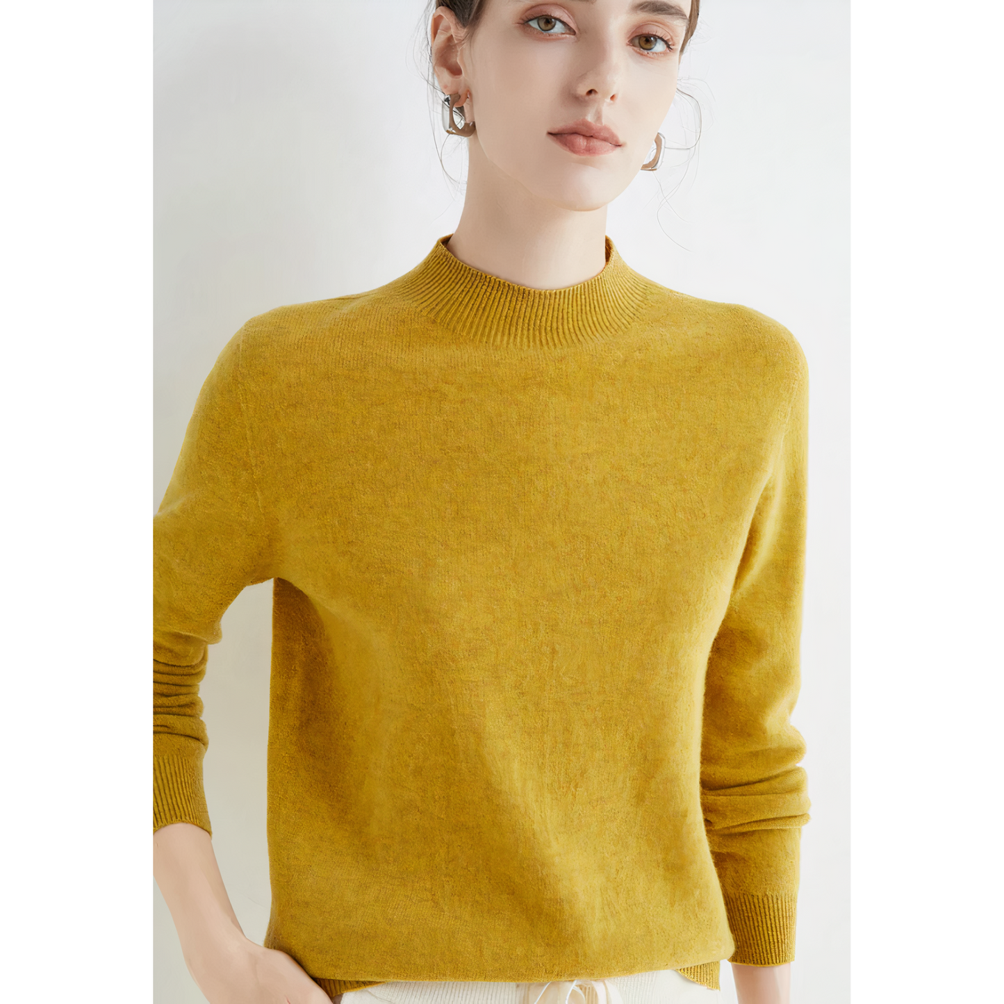 Frau trägt gelben Pullover, Strick, Langarm, modisch, Damenmode, Herbstkleidung, elegant.