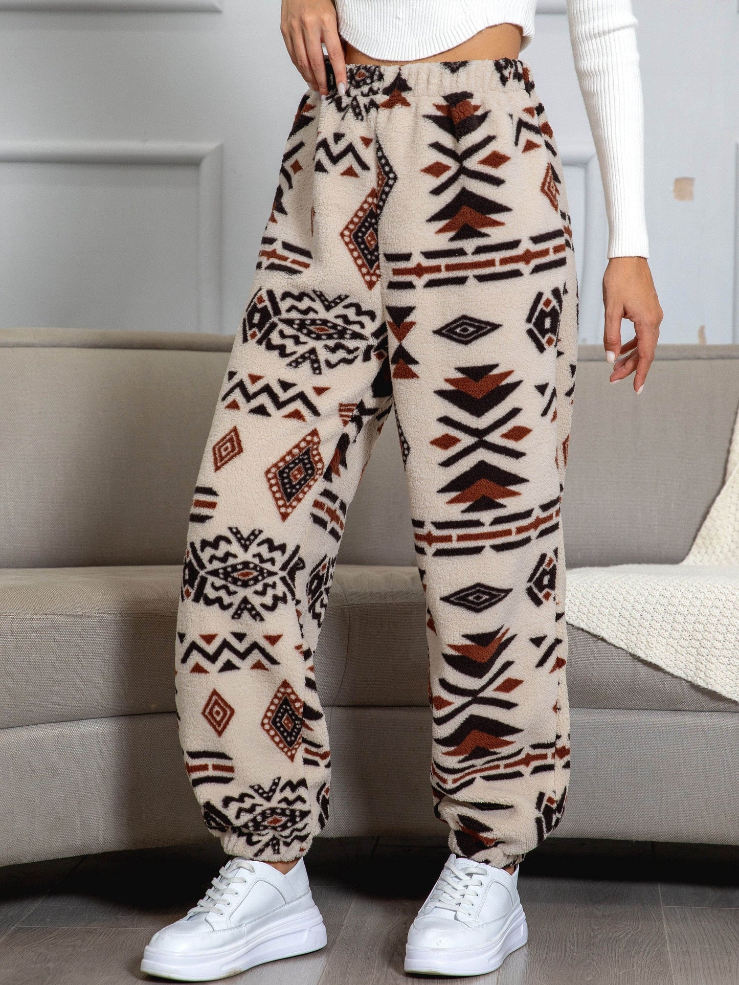 Damen Fleece Jogginghose mit Ethno-Muster, beige-braun, gemütlich, modisch, Freizeitkleidung.