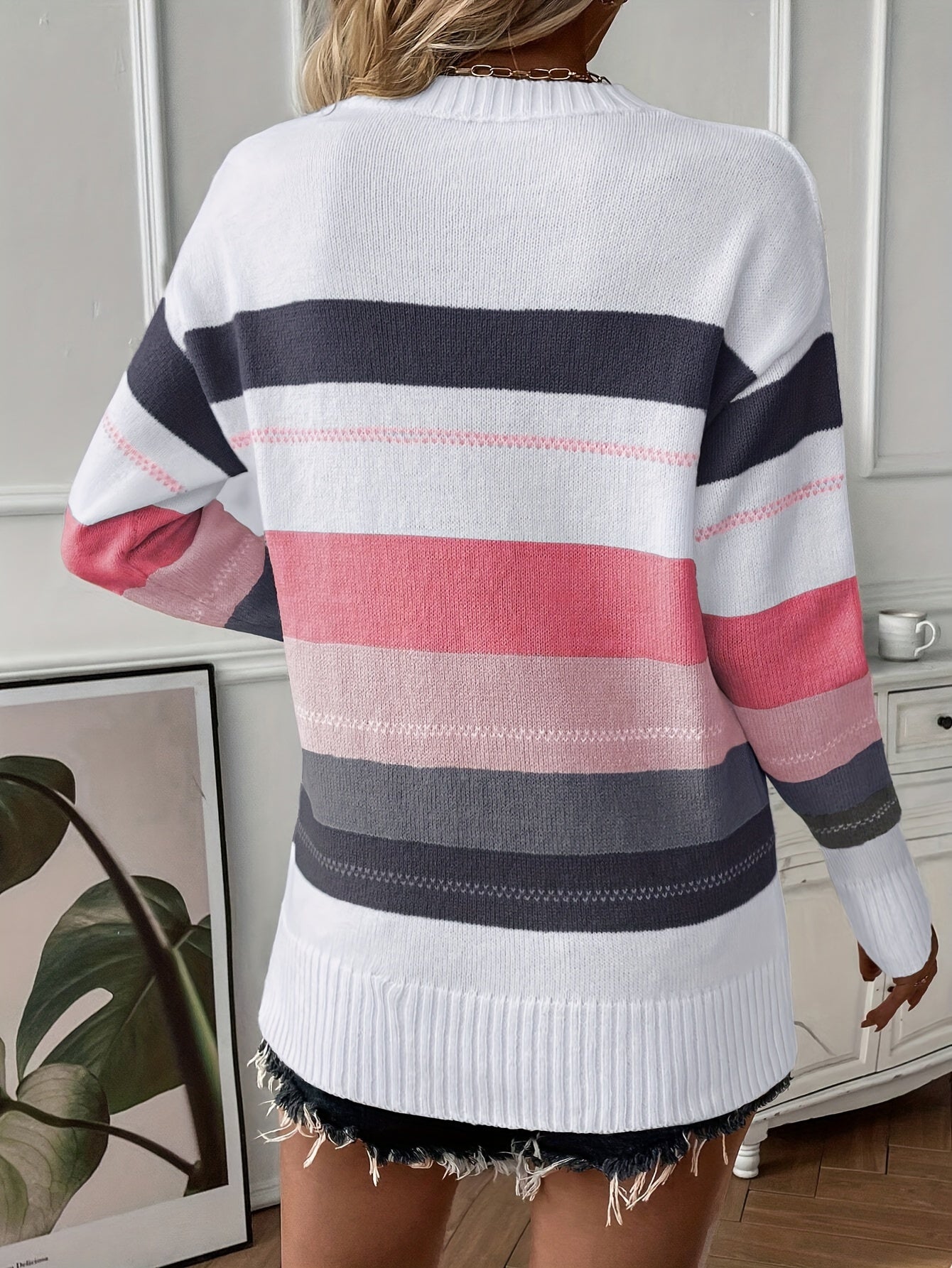 Damenpullover gestreift, weiß-rosa, langärmelig, lässig, weiches Material, modisch.