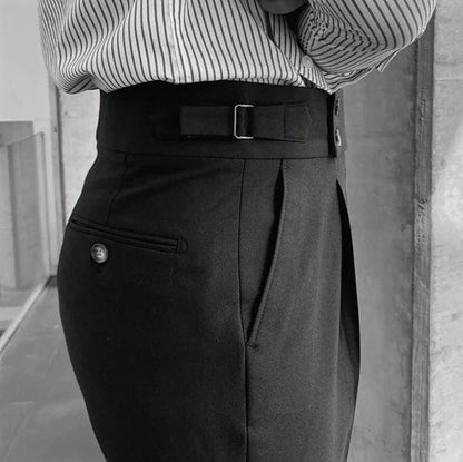 Schwarze Anzughose mit Gürtel, Damenmode, Büro-Outfit, eleganter Stil, gestreiftes Hemd.