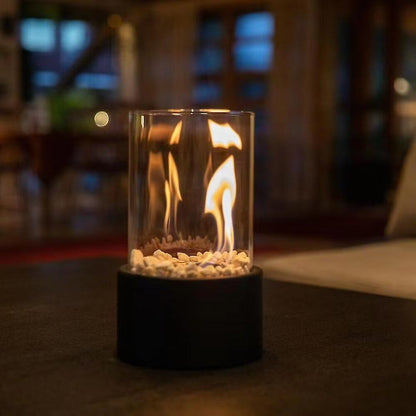 Moderne schwarze Öllampe mit Glaszylinder, brennend auf Tisch, gemütliche Beleuchtung.