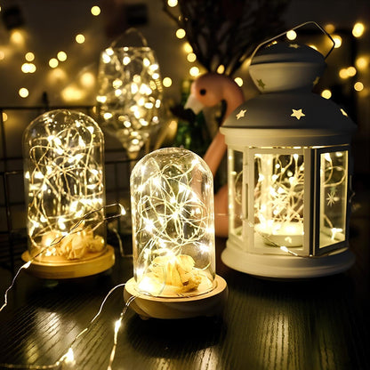 LED-Lichterketten in Glasglocken und Laterne, warmweiß, dekorativ, für Innenräume.