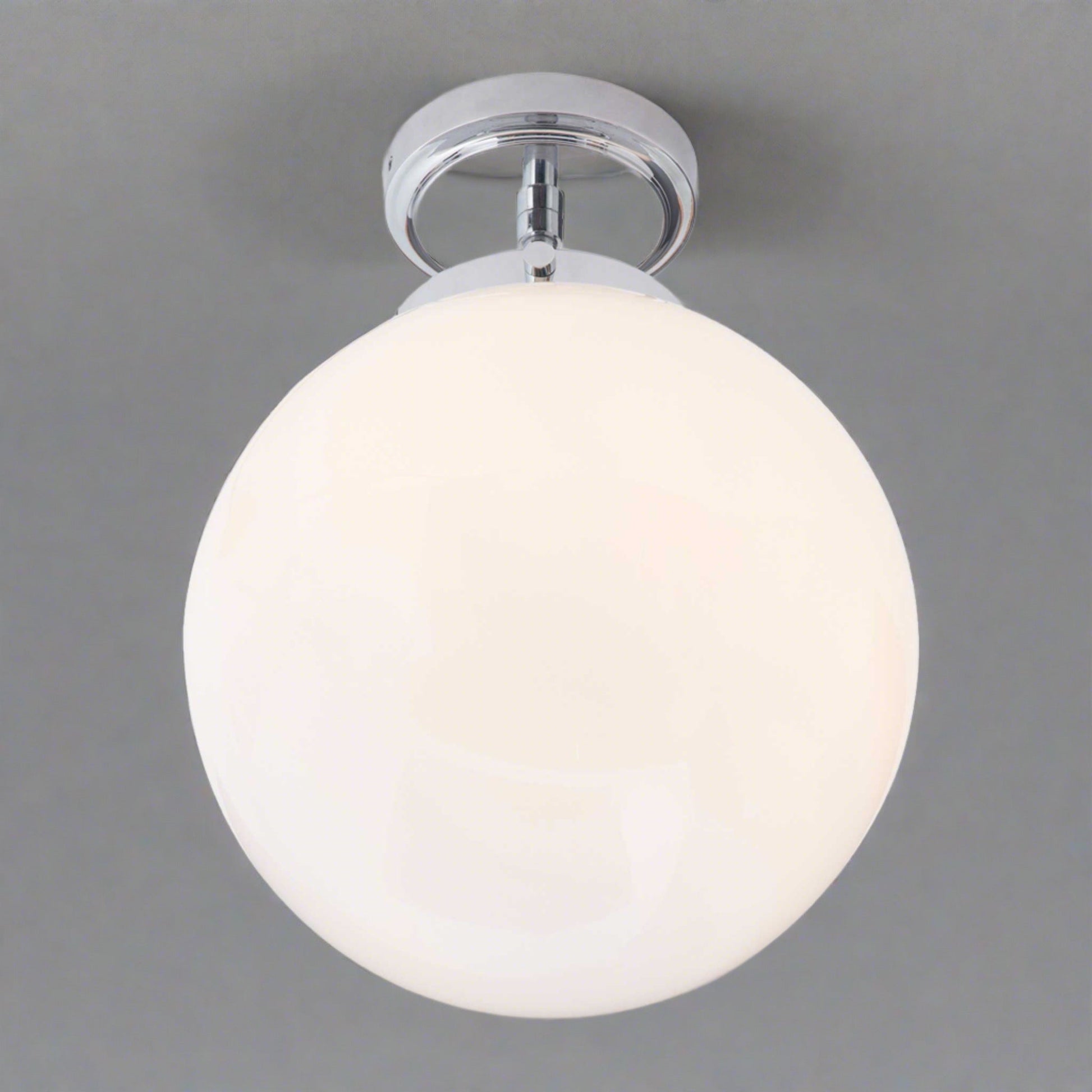 Moderne weiße Kugel-Deckenleuchte, verchromt, für Badezimmer, semi-flush, stilvoll.
