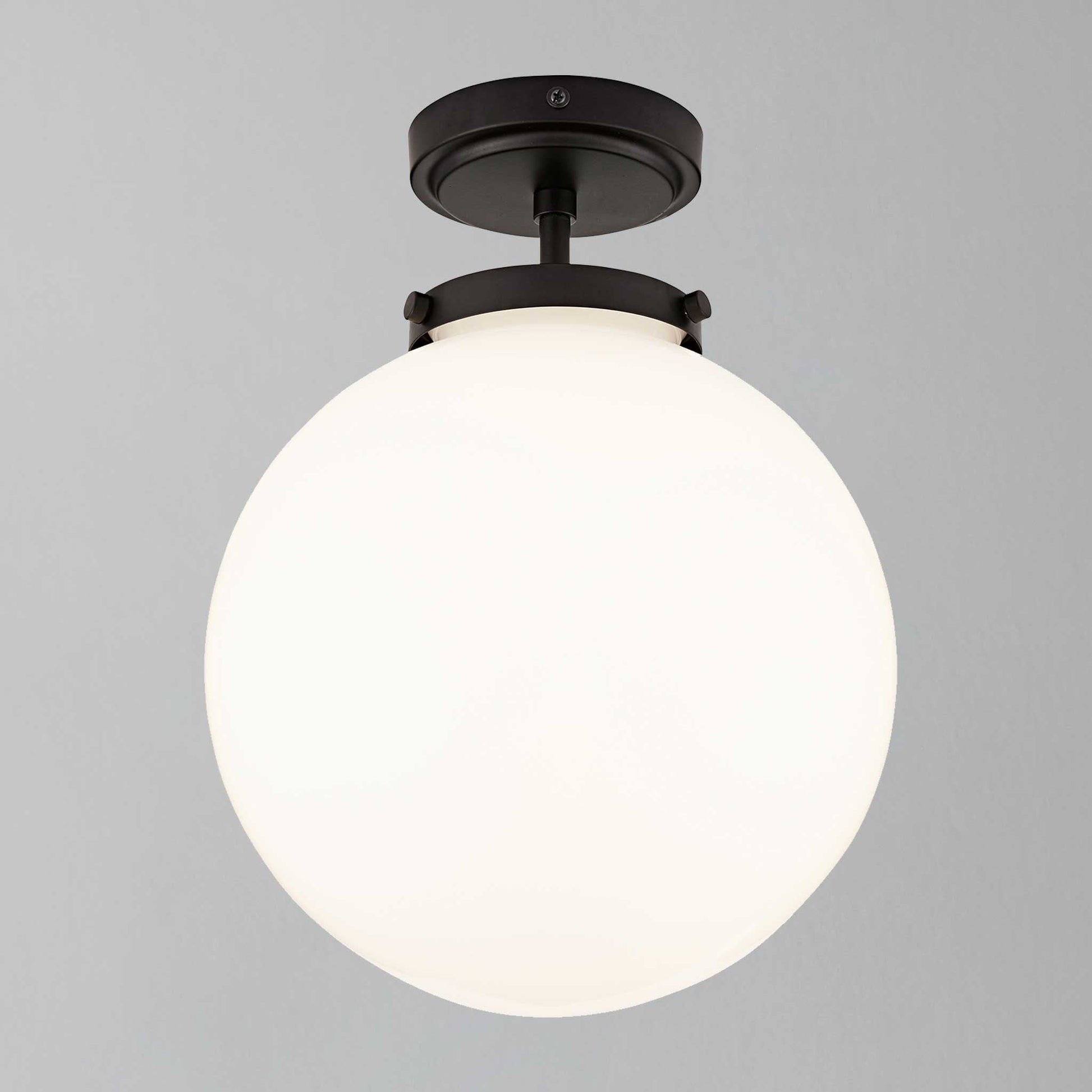 Schwarze Deckenleuchte mit weißem Glaskugel-Schirm, modernes Design, für Badezimmer geeignet.