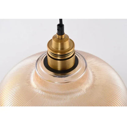 Goldene Pendelleuchte aus Glas mit geriffelter Oberfläche, modernes Design, E27-Fassung.