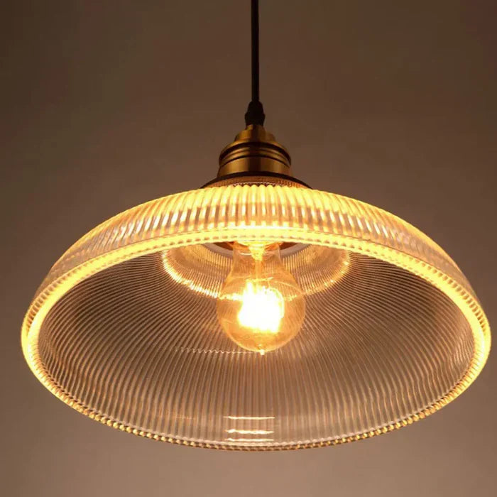 Industrielle Pendelleuchte aus Glas, Vintage-Design, warmes Licht, ideal für Esszimmer.