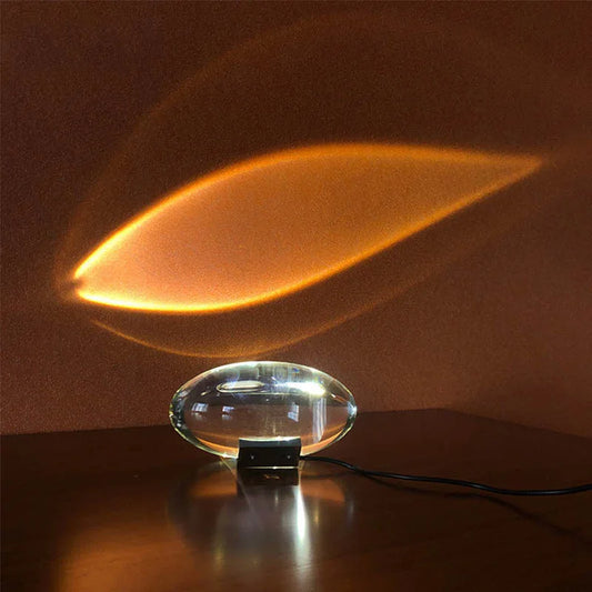 Kristall-Tischlampe projiziert warmes, gelbes Lichtmuster an Wand, modernes Design.