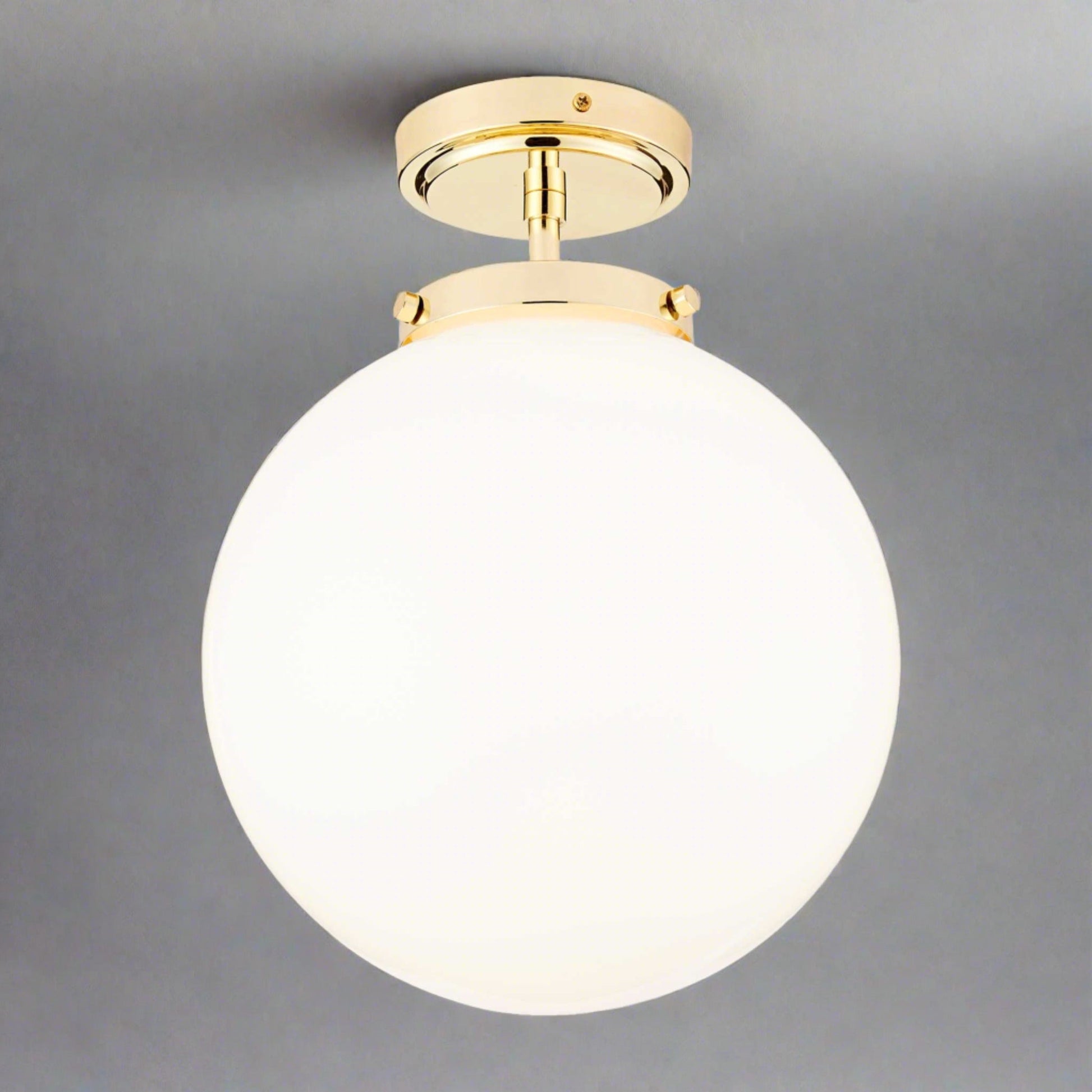 Goldene Deckenleuchte mit weißem Glaskugel-Schirm, modernes Design, Badezimmer geeignet.