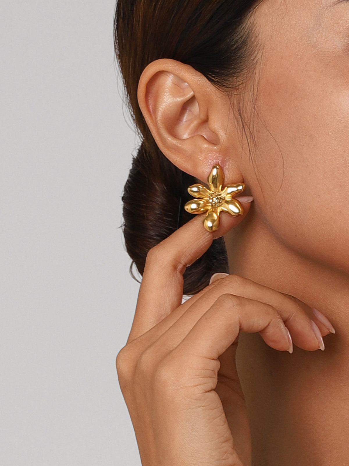 Goldene Blume Ohrringe, Damen Schmuck, modisch, elegant, glänzend, Accessoire, Nahaufnahme.