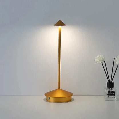Goldene LED-Tischlampe, modernes Design, energiesparend, ideal für Wohnzimmer oder Büro.