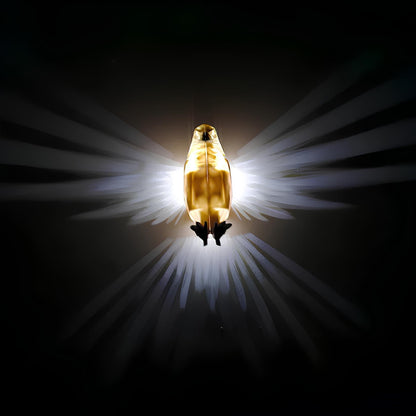 Goldener Vogel mit leuchtenden Flügeln auf schwarzem Hintergrund, symbolisch, mystisch.