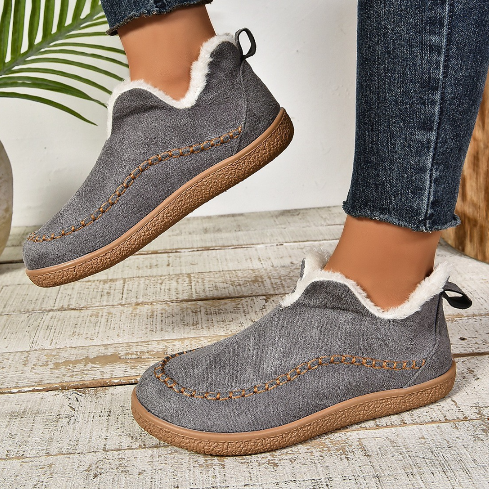 Graue Damen-Winterstiefel mit Kunstfellfutter, rutschfeste Sohle, bequem und warm.