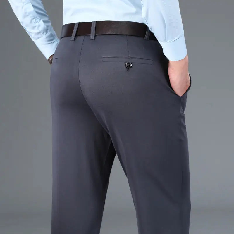 Graue Herrenanzughose, elegant, aus Baumwolle, mit schwarzem Gürtel, Businessmode.
