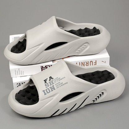 Graue Unisex-Sandalen mit Schriftzug, rutschfeste Sohle, modisch, bequem, für Freizeit.