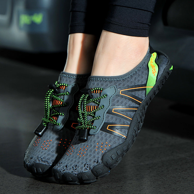 Graue Sportschuhe mit grünen Akzenten, atmungsaktiv, rutschfest, ideal für Fitness und Outdoor.