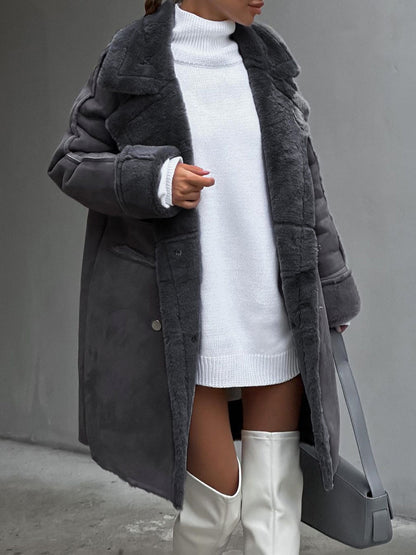 Frau in grauem Kunstpelzmantel, weißem Rollkragenpullover und weißen Stiefeln, modisch elegant.