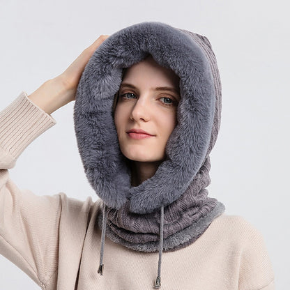 Frau mit grauem, flauschigem Kapuzenschal aus Kunstpelz, modisch, warm, Winteraccessoire.