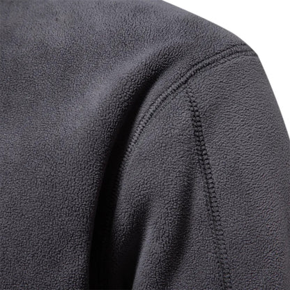 Dunkelgraue Fleecejacke, Nahaufnahme, weiches Material, Outdoor-Bekleidung, warm und bequem.