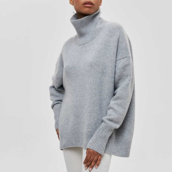 Grauer Rollkragenpullover Damen, weiches Material, lässiger Stil, Herbstmode.