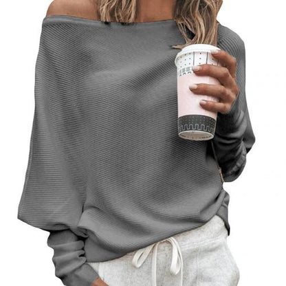 Frau in grauem Pullover mit Kaffeebecher, lässige Mode, Herbstoutfit, Damenbekleidung.