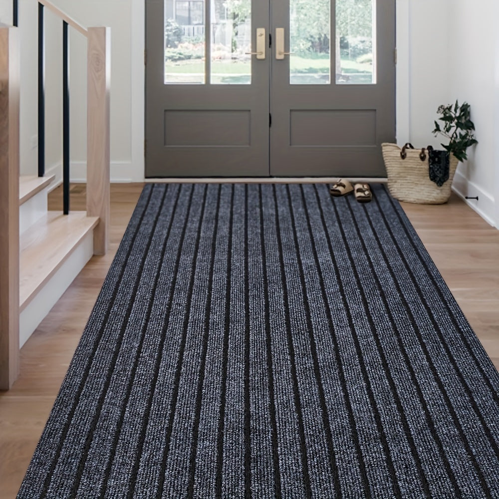 Grauer gestreifter Teppichläufer im Flur, moderne Einrichtung, Holzboden, Eingangstür.