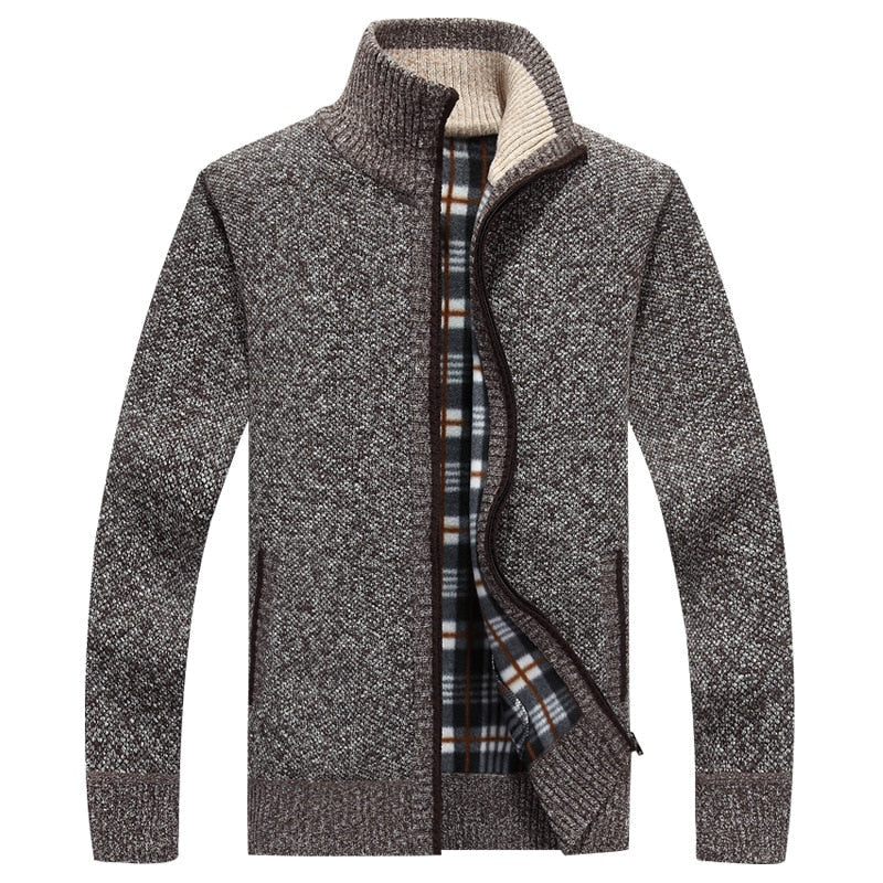Grauer Herren-Strickjacke mit Reißverschluss, kariertes Innenfutter, warm, modisch.