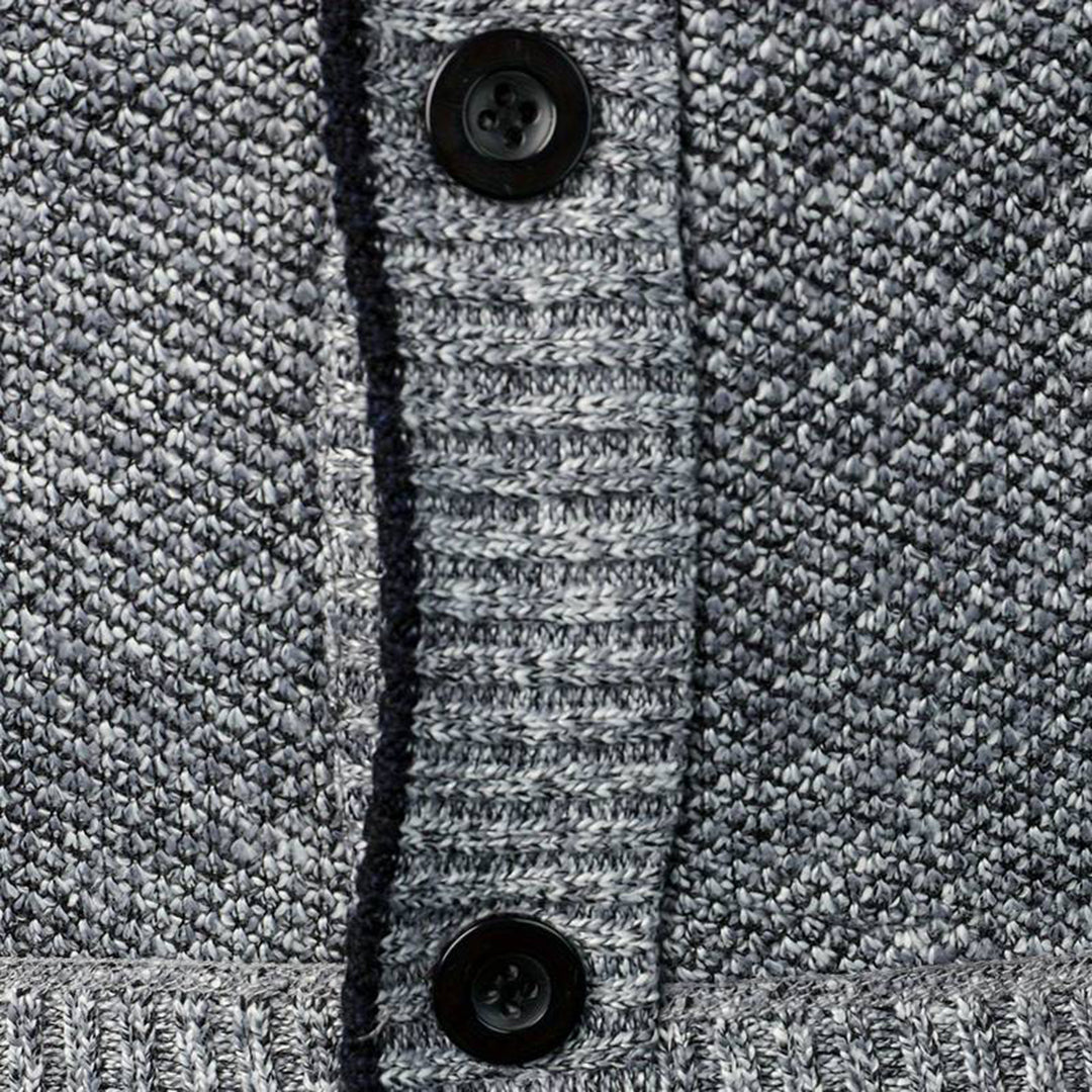 Grauer Strickpullover mit schwarzen Knöpfen, Nahaufnahme, Textur, Herrenmode.