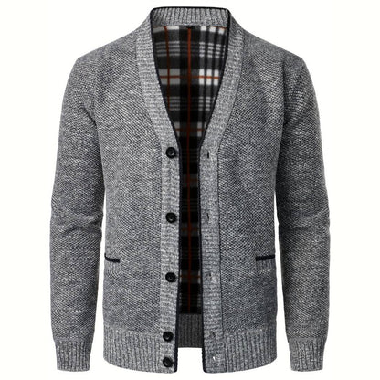 Hellgrauer Strick-Cardigan mit Knöpfen, kariertem Innenfutter, Herrenmode, Winterkleidung.