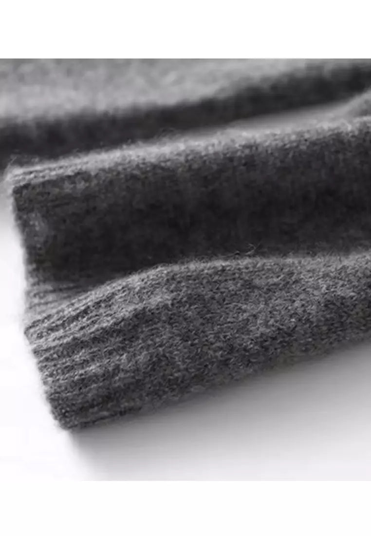 Grauer Strickpullover aus Wolle, weiches Material, modisch, warm, Herbst-Winter-Bekleidung.