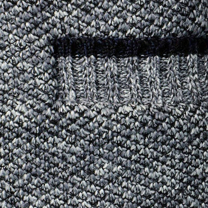 Gestrickter grauer Pullover mit grobem Muster und Tasche, Baumwolle, Wintermode.