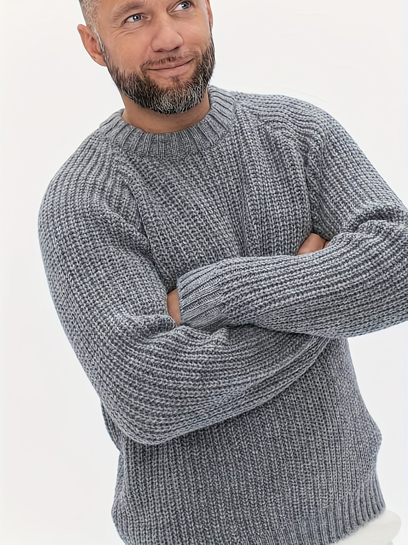 Mann in grauem Strickpullover, lächelnd, Wintermode, Herrenbekleidung, gemütlich, warm.