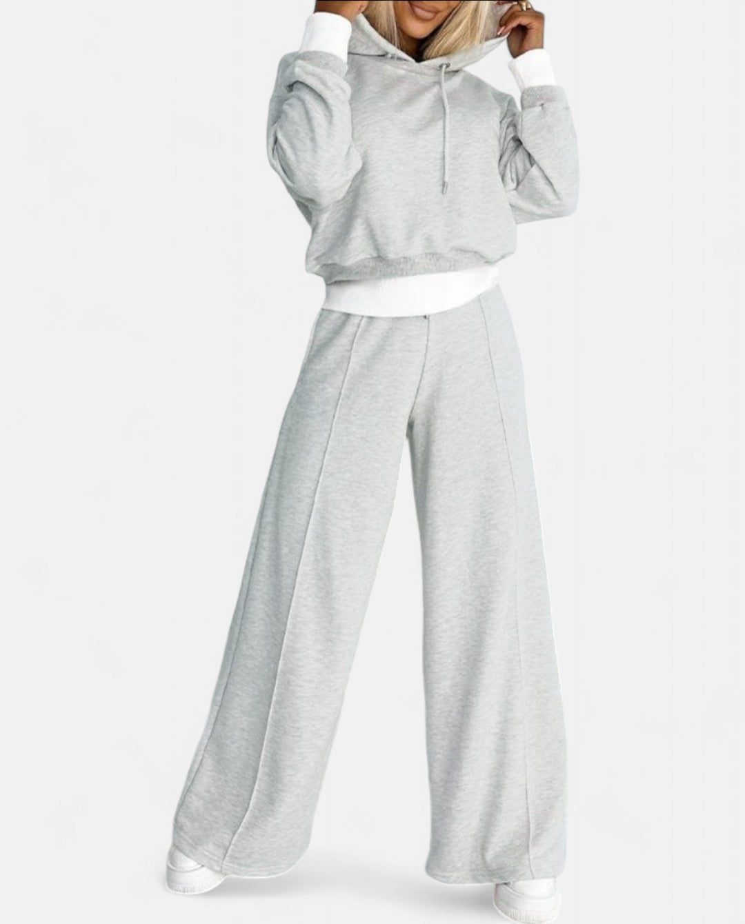 Graues Damen-Sweatshirt und weite Jogginghose, gemütlicher Freizeitanzug, Baumwolle.