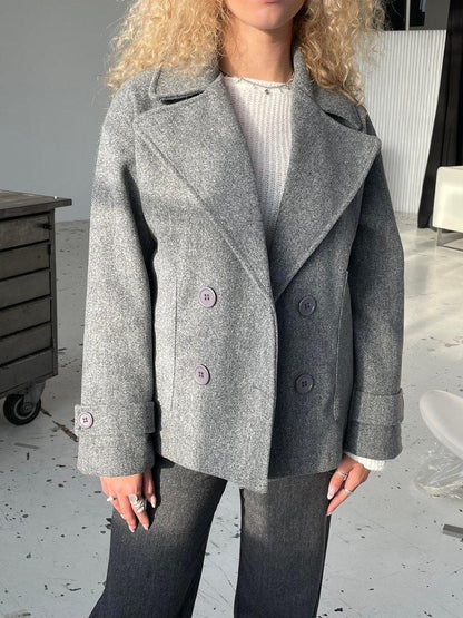 Grauer Damen-Wollmantel, zweireihig, modisch, Herbstmode, eleganter Look, Büro-Outfit.