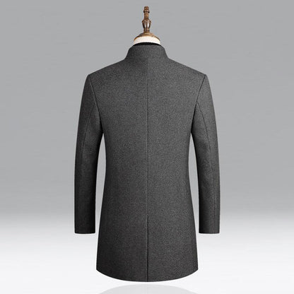 Grauer Herrenmantel aus Wolle, elegant, lang, Rückansicht, Wintermode, stilvoll, warm.