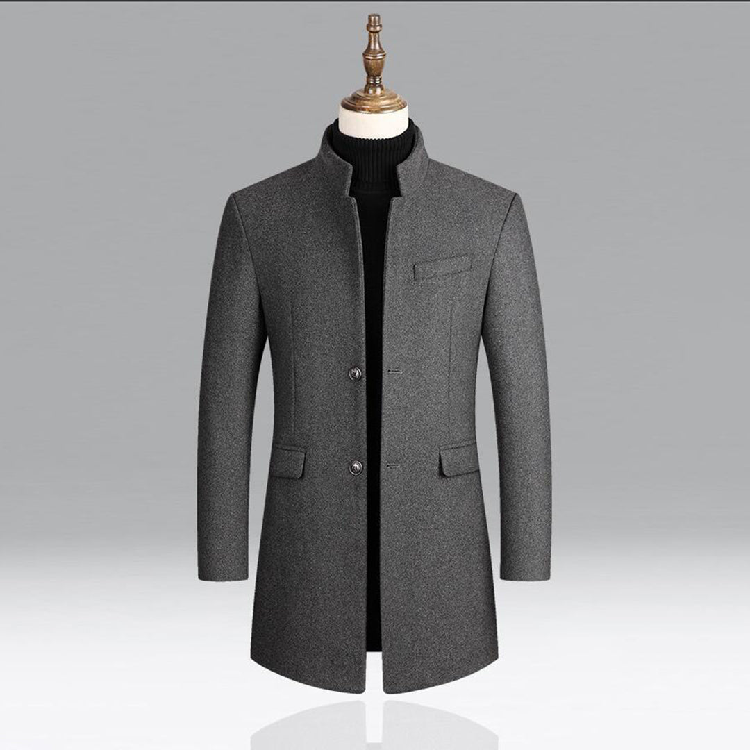 Grauer Herrenmantel, Stehkragen, Knopfverschluss, elegantes Design, Wintermode, Herrenbekleidung.