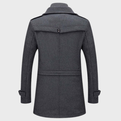 Grauer Herrenmantel aus Wolle, Rückansicht, elegantes Design, Wintermode, warm und stilvoll.