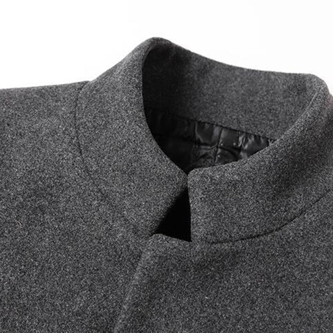Grauer Wollmantel mit Stehkragen, elegantes Design, warme Wintermode für Herren.