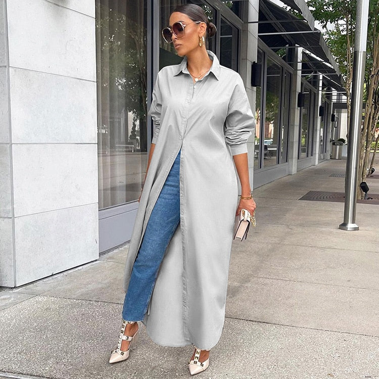 Frau in grauem Hemdkleid, Jeans, Sonnenbrille, High Heels, städtische Straße, modisch, elegant.