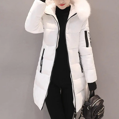 Frau in weißem Daunenmantel mit Kapuze, Winterjacke, modisch, warm, elegant, Damenbekleidung.