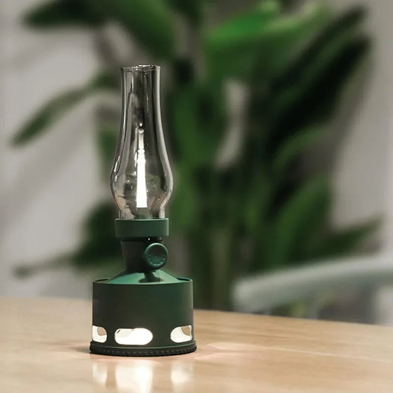 Grüne LED-Laterne auf Holztisch, modernes Design, dekorative Beleuchtung, Glaszylinder.