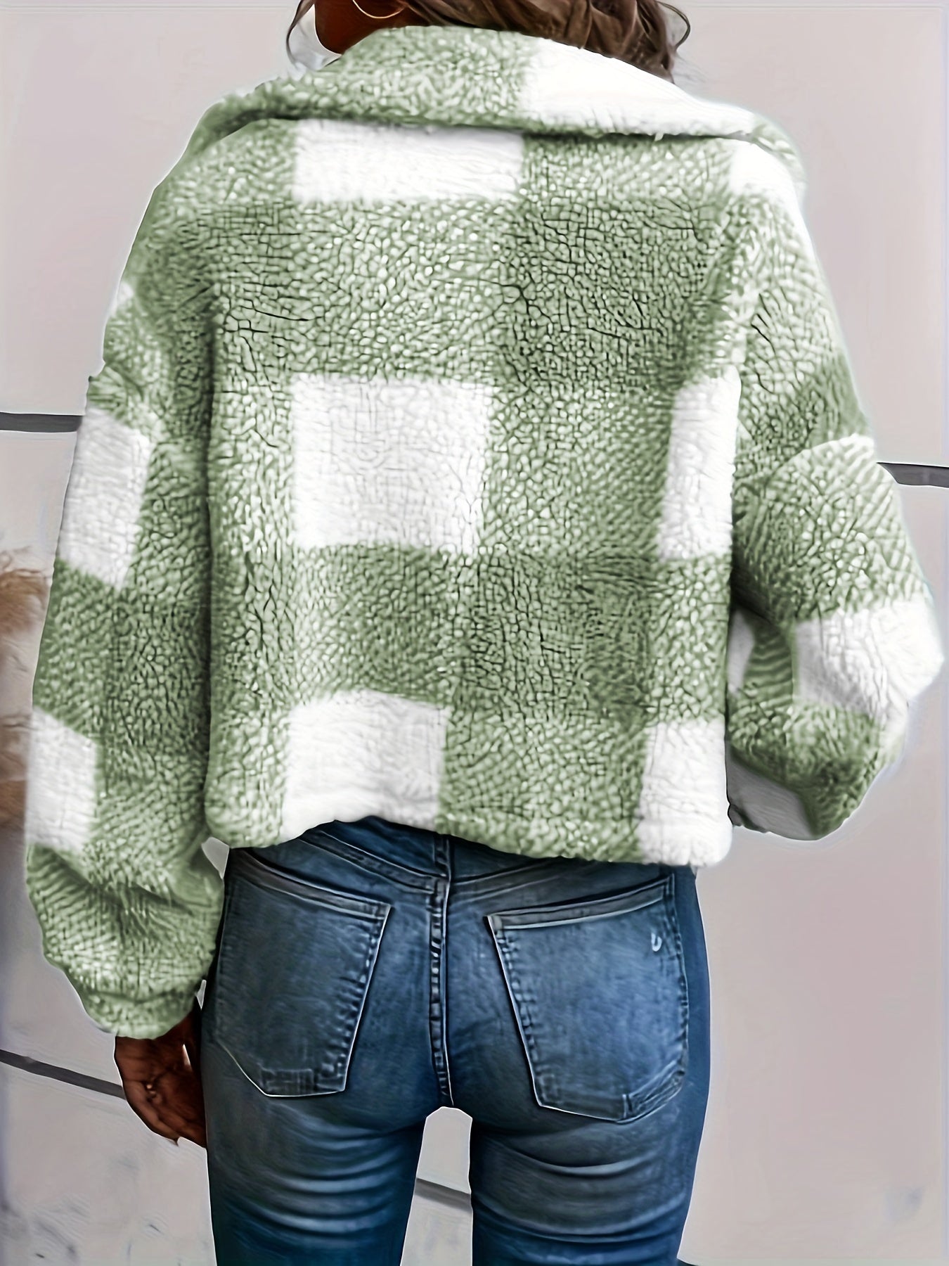 Damenjacke kariert grün-weiß, Teddyfleece, modisch, warm, Herbst-Winter, Rückansicht.
