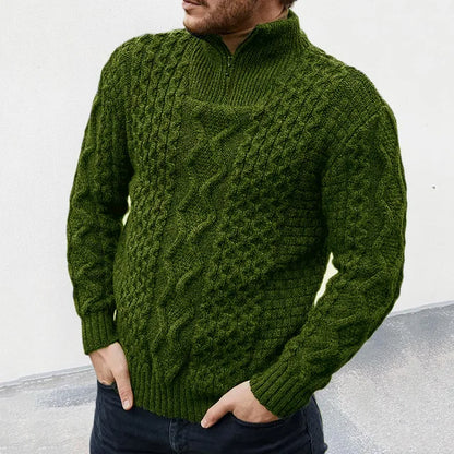Grüne Herren Strickpullover mit Zopfmuster, hoher Kragen, lange Ärmel, Wintermode 2023.
