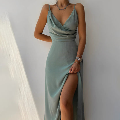 Frau in elegantes, grünes Abendkleid mit Beinschlitz, Spaghettiträger, Satin, modisch.
